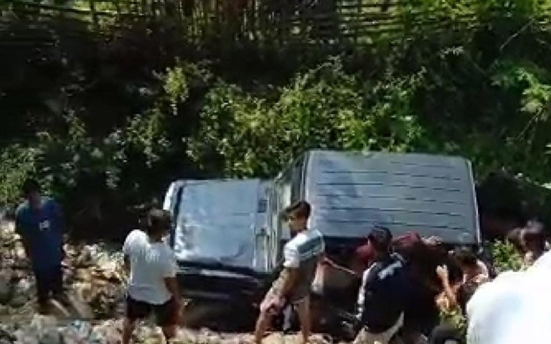 Niat Bersilaturahmi, Mobil Ini Terperosok ke Jurang di Sukasari Purwakarta