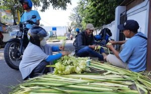 Permintaan Tinggi, Penjual Anyaman Ketupat di Purwakarta Mulai Menjamur