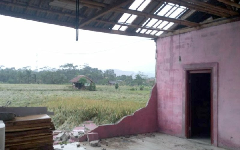 Diterjang Puting Beliung, Begini Kondisi Rumah di Darangdan Purwakarta