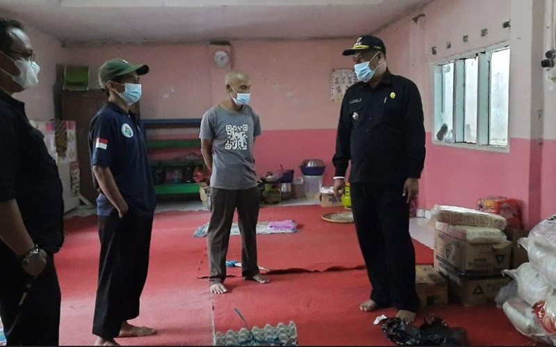 Camat Kiarapedes Kunjungi Dapur Umum Warga yang Isolasi Mandiri
