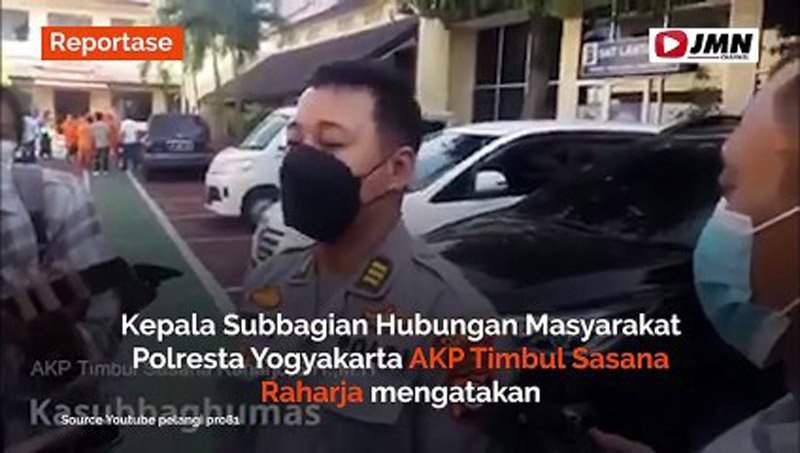 Video: Pria Ngamuk Maki Petugas Sambil Bawa Golok ke Kantor Polisi