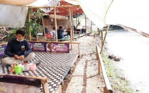 Warung Sate Maranggi di Pinggir Sungai Bikin Nafsu Makan Bertambah