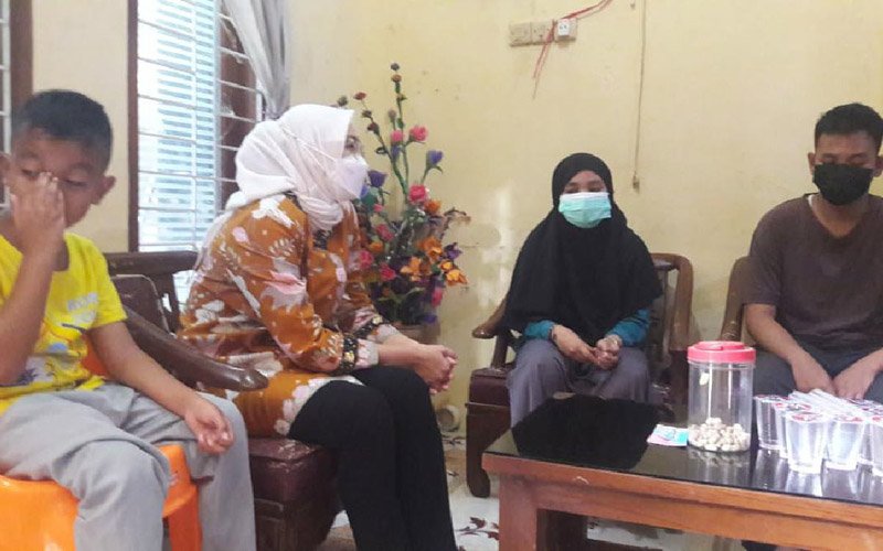 Pilu! Tiga Anak di Purwakarta Ditinggal Wafat Ayah Ibunya Akibat Covid-19