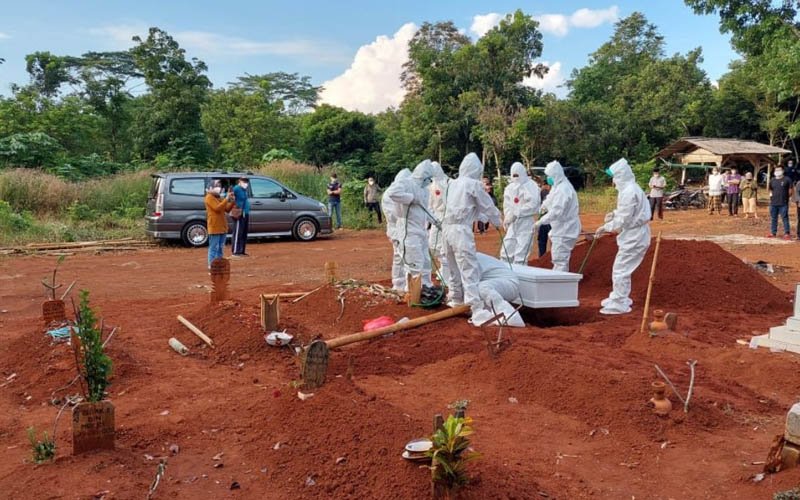 Petugas DPKPB Purwakarta Diterjunkan Untuk Penanganan Pemakaman Jenazah Covid-19