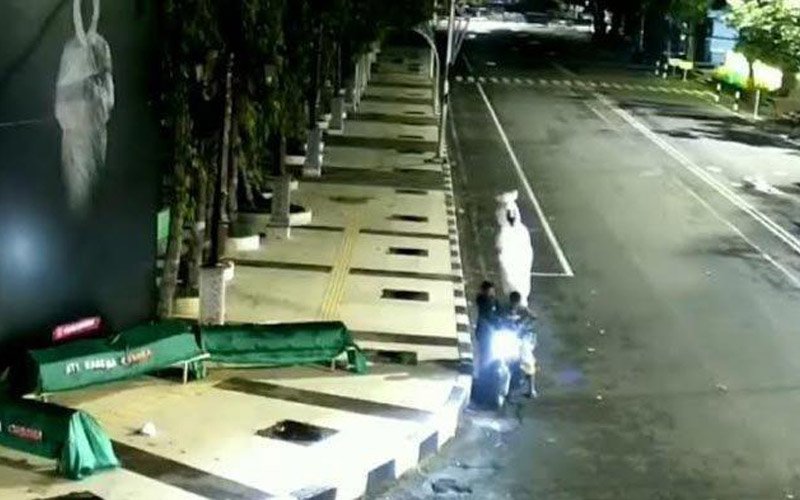 Video: Patung Pocong di Alun-Alun Kabupaten Lamongan Dicuri Orang