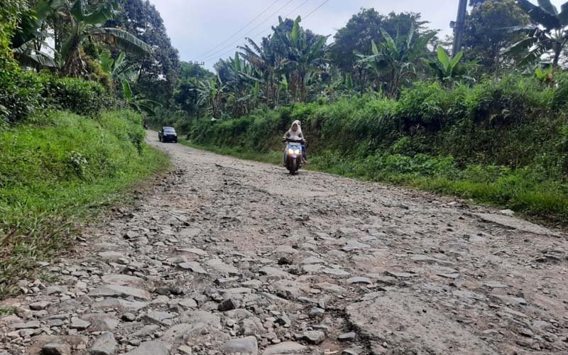 Warga Desa Nangewer Keluhkan Jalan Rusak yang Tak Kunjung Diperbaiki