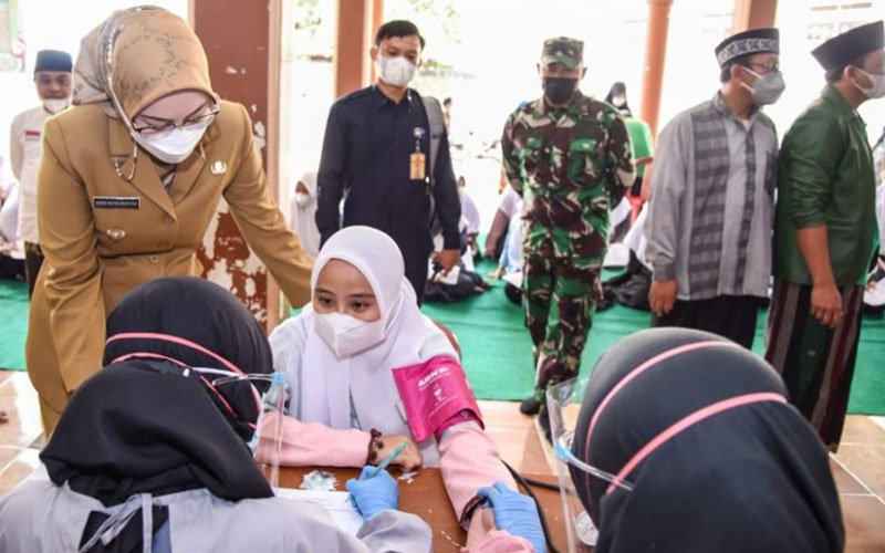 Serbuan Vaksinasi Covid-19 Kini Menyasar Kalangan Santri di Purwakarta