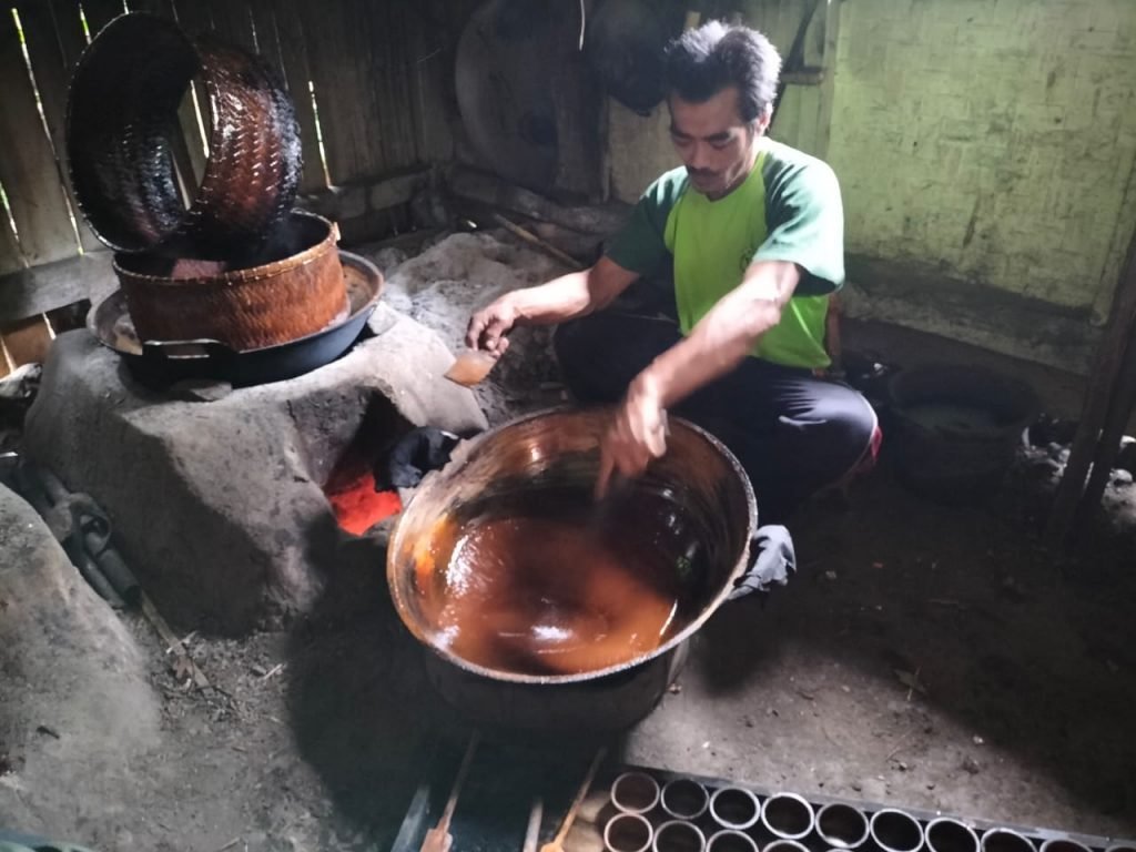 Pelestarian Pengrajin Gula Aren di Kampung Kahuripan Tajur Purwakarta
