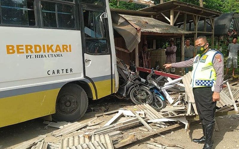 Bus Pengangkut Karyawan Hilang Kendali dan Tabrak Pangkalan Ojek di Jalan Cibungur