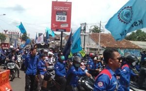 Hari Pahlawan, Ratusan Buruh Gelar Aksi Turun ke Jalan Menuju Kantor Bupati Purwakarta