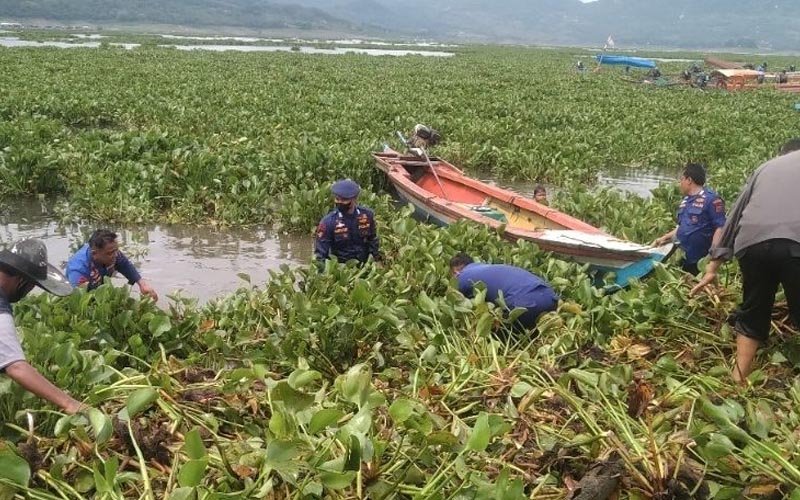 Sat Polair, TNI Bersama PJT II dan Masyarakat Bersihkan Eceng Gondok di Waduk Jatiluhur