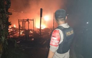 Api Dari Kompor, Sebuah Rumah Kayu di Kampung Cikawung Luwuk Bojong Ludes Terbakar