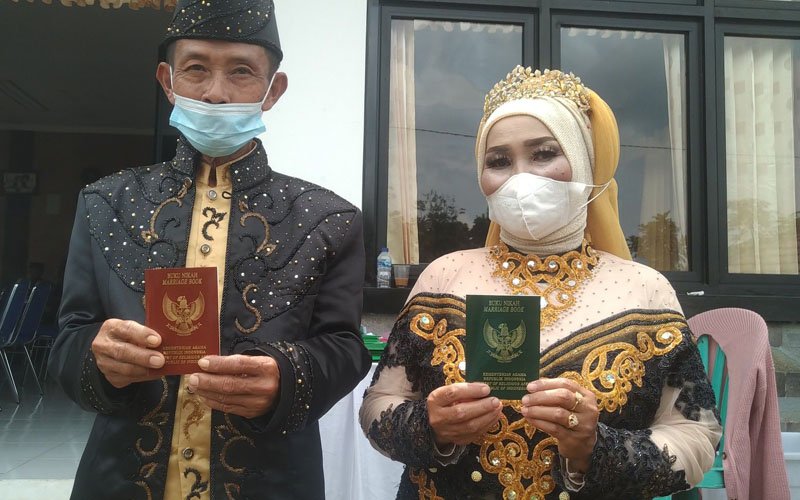 Setelah 40 Tahun Menikah, Pasangan Suami Istri Ini Baru Disahkan Oleh Negara