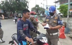 Petugas Satpol PP Purwakarta Lakukan Pengawasan Disiplin Prokes di Tempat Keramaian
