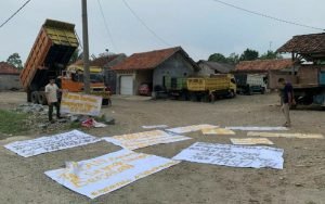 Aspirasi Perbaikan Jalan Rusak Belum Terealisasi, Warga Kampung Cipetir Kembali Beraksi!