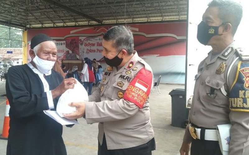 Pembagian Sembako Bagi Lansia yang Mengikuti Vaksinasi Presisi di Mapolres Purwakarta