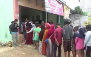 Prihatin, Warga Purwakarta Terpaksa Antri Berjam-Jam Demi Mendapatkan Minyak Goreng
