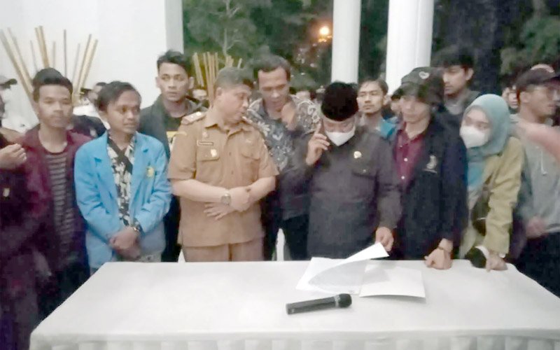 Ratusan Mahasiswa Gelar Unjuk Rasa di Gedung DPRD Purwakarta, Berikut Ini Tuntutannya