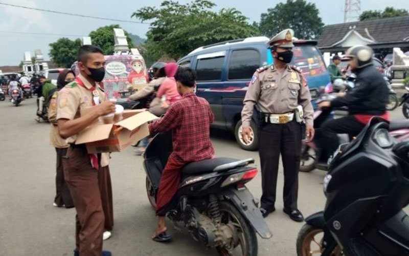 Polsek Plered Bersama Saka Bhayangkara Bagikan Takjil Ramadhan Kepada Pengguna Jalan
