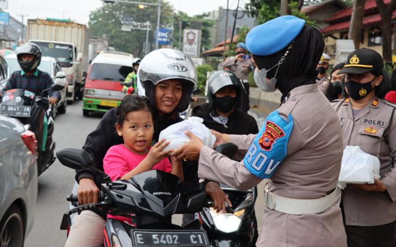 Polwan Polres Purwakarta Bagikan Takjil Buka Puasa Kepada Para Pengguna