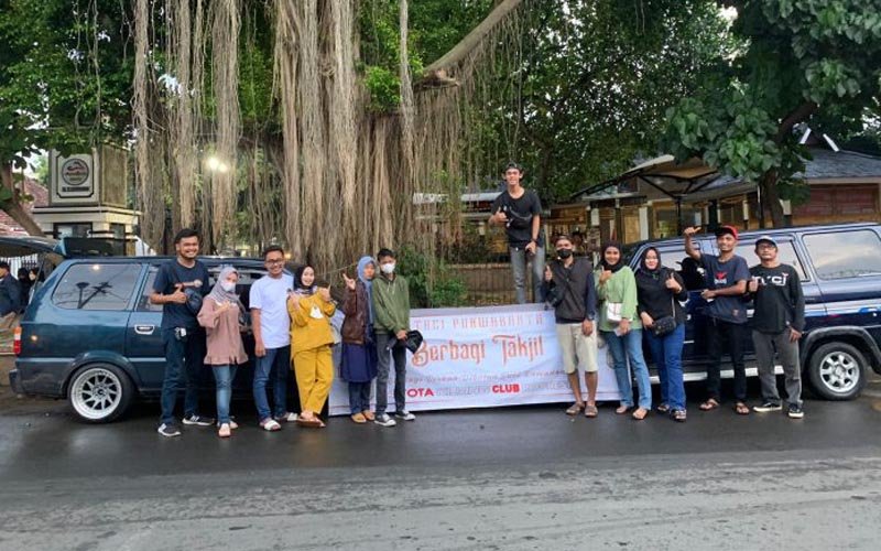TKCI Purwakarta Berbagi Takjil Buka Puasa Ramadan Kepada Para Pengguna Jalan
