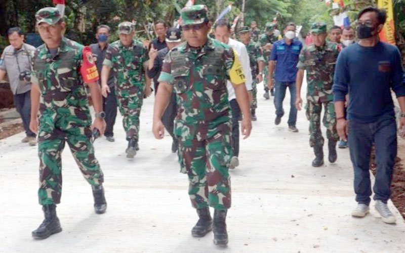 Kadispenad Tinjau Langsung TMMD Ke-113 Kodim 0619/Purwakarta di Desa Wanawali
