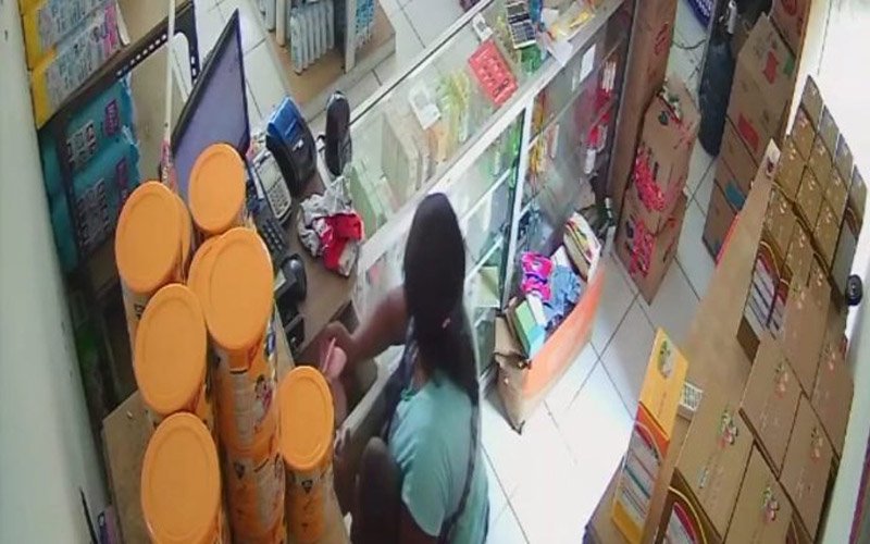 Seorang Wanita Terekam Kamera CCTV Mencuri Uang di Toko Perlengkapan Bayi