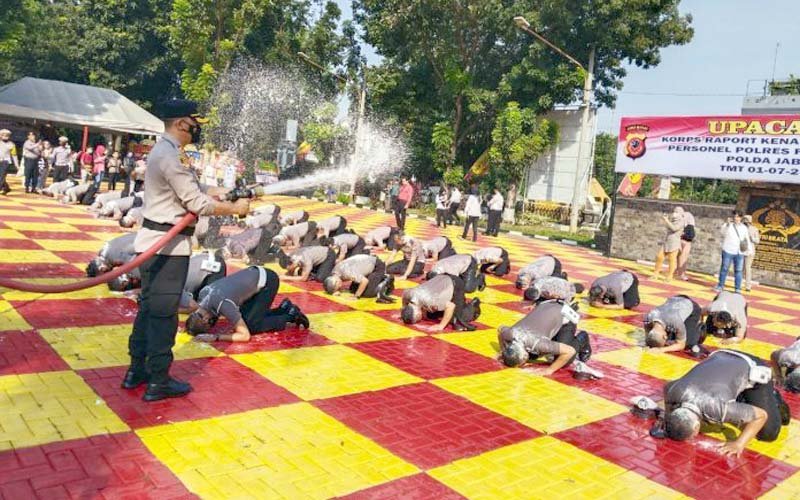 Puluhan Anggota Polres Purwakarta Dapat Kenaikan Pangkat di Hari Bhayangkara Ke-76