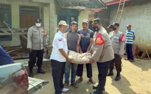 Polsek Bojong Bedah Rumah Bah Odih Warga Kampung Cigoel Jadi Layak Huni Kembali