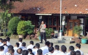 Kapolsek Wanayasa Ikut Isi Kegiatan MPLS Peserta Didik Baru di SMAN 1 Wanayasa