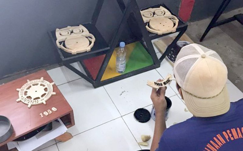 Warga Binaan Lapas Purwakarta Dapat Pelatihan Kerajinan Barang Dari Limbah Kayu