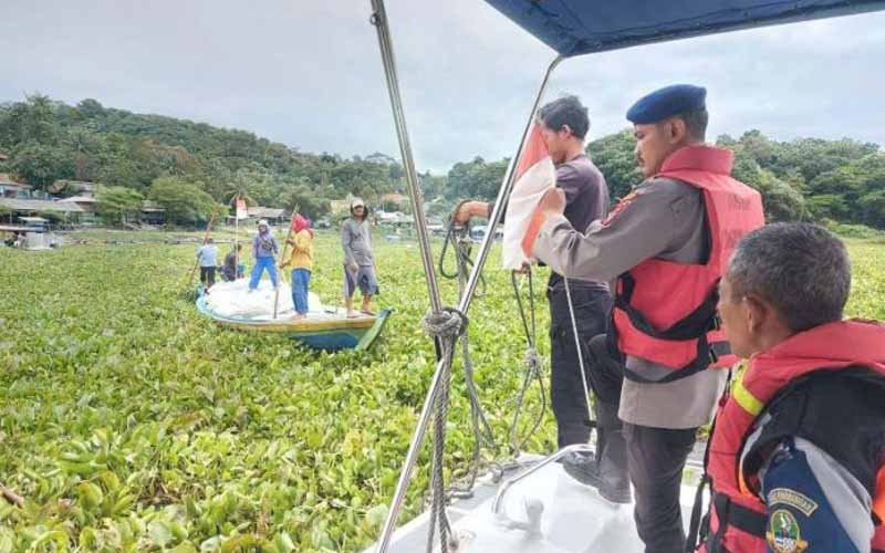 Satpolairud Polres Purwakarta Evakuasi Perahu Terjebak Eceng Gondok di Waduk Jatiluhur