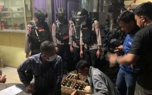 Razia Miras di Sejumlah Warung, Polres Purwakarta Berhasil Sita Puluhan Botol