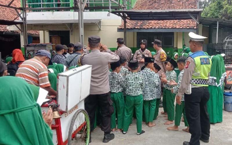 Antisipasi Keracunan Chiki Ngebul, Polisi di Purwakarta Turun Langsung ke Sekolah