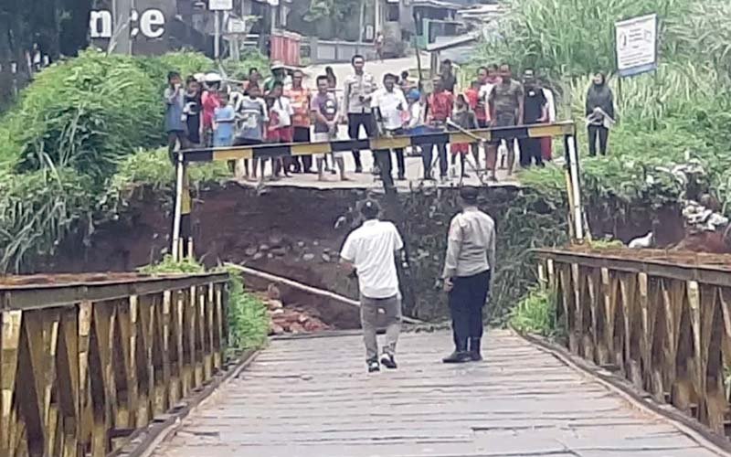 Jembatan Ciherang Amblas, Jalur Penghubung Dua Desa di Purwakarta Terputus