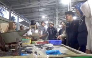 Kementan Didampingi Anne Ratna Mustika Sidak Pasar Leuwipanjang di Purwakarta
