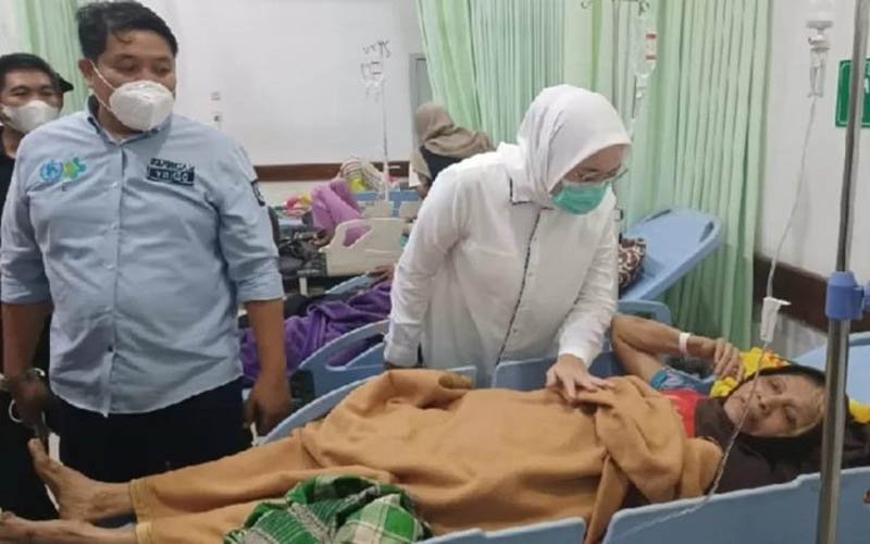 Anne Ratna Mustika Jenguk Para Korban Keracunan Massal di RSUD Bayu Asih