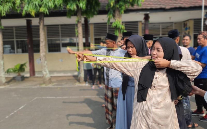Kepuber Purwakarta Perkenalkan Permainan Tradisional Ketapel di SMPN 2 Pasawahan
