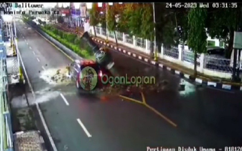 Sebuah Mobil Tabrak Patung Kendi di Purwakarta, Beruntung Tidak Ada Korban Jiwa