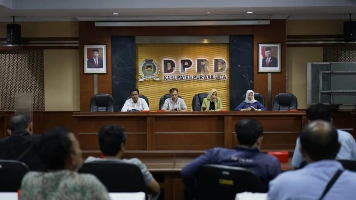 Anggota Komisi II DPRD Purwakarta saat menerima audiensi warga Perum Dian Anyar dan Perumnas Gandasari terkait keluhan pelanggan air PDAM (Dok. Humas DPRD Purwakarta)