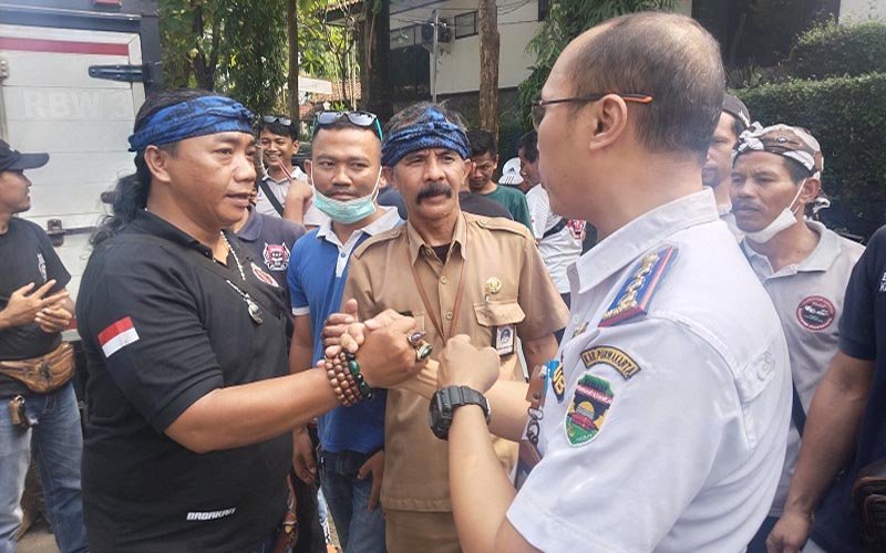 Sebut Ugal-Ugalan, Kantor Dishub Purwakarta Digeruduk Ratusan Sopir Ambulans Desa