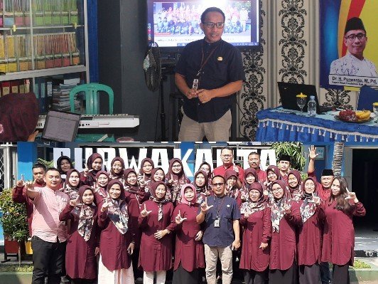 IHT SMPN 8 Purwakarta: Kadisdik Minta Sekolah Sebagai Tempat Perubahan Cara Berpikir Peserta Didik Selain itu Kadisdik meresmikan Kelas Tahfiz yang akan dijadikan sebagai kelas unggulan di SMPN 8 Purwakarta.