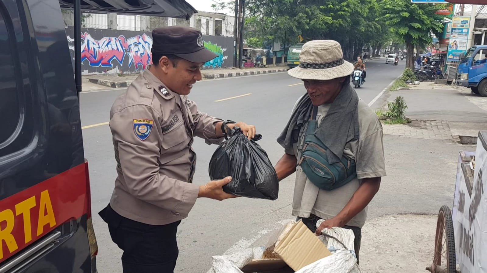  kegiatan sosial bertajuk Bakti Sosial Religi Jumat Berkah digelar Satua Pembinaan Masyarakat (Satbinmas) yang memberikan bantuan kepada masyarakat yang kurang mampu.
