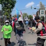 Polres Purwakarta, Polda Jawa Barat membagikan makanan serta minuman terhadap para peserta longmarch dengan sikap humanis.