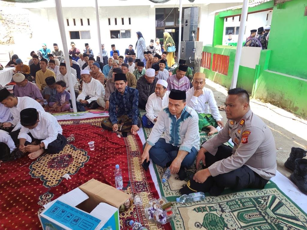 Bentuk Silaturahmi Dengan Ulama, Polres Purwakarta Hadiri Haul ke-22 AL-Asy’ary AKP Randy Freshtiadie hadiri Undangan Haul ke-22 AL-Asy'ary di Pondok Pesantren AL-Asy'ary Simpang, Kelurahan Sindangkasih,