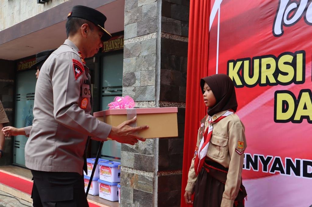 Naila Muazara Ulfah, siswi Kelas 5 SDN Nagri Kaler, Kabupaten Purwakarta mendapat penghargaan dari Kapolda Jabar,