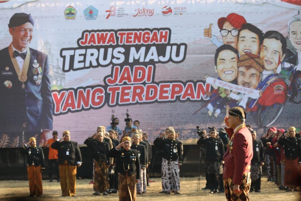 Ganjar Bungkukkan Badan Ucapkan Terima Kasih pada Masyarakat Jawa Tengah Suasana penuh haru tersaji dalam upacara peringatan HUT ke-78 Provinsi Jawa Tengah yang digelar di alun-alun Brebes