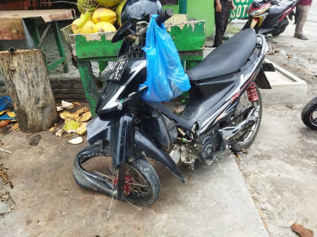 Kecelakaan 2 unit kendaraan antara Sepeda motor dengan truck pengangkut semen di jalan lintas Sumatera