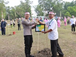 Penghijauan Sejak Dini Polri Lestarikan Negeri, Polres Purwakarta Lakukan Penanaman Pohon