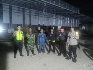 Babinsa dan Bhabinkamtibmas Polsek Purwakarta Perkuat Sinergitas TNI-Polri Lewat Sambang Warga